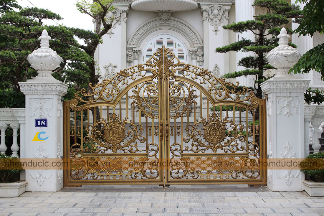 Mẫu cổng nhôm đúc cho biệt thự có tường rào và không gian mở